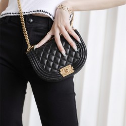 샤넬 CHANEL 신상 캐비어 보이백 Leboy 18CM