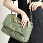 샤넬 CHANEL 19플랩백 30cm 미디움 숄더백 AS1162
