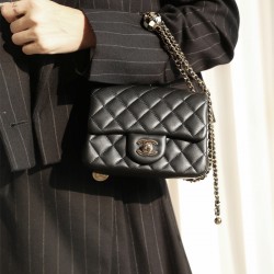 샤넬 CHANEL 골드볼 램스킨 클래식백 18CM