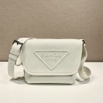 프라다 PRADA 엠보스드 로고 가죽 메신저백 2VD056